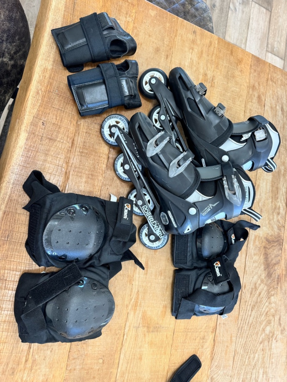 Black Men’s Inline Skates with Protective Gear